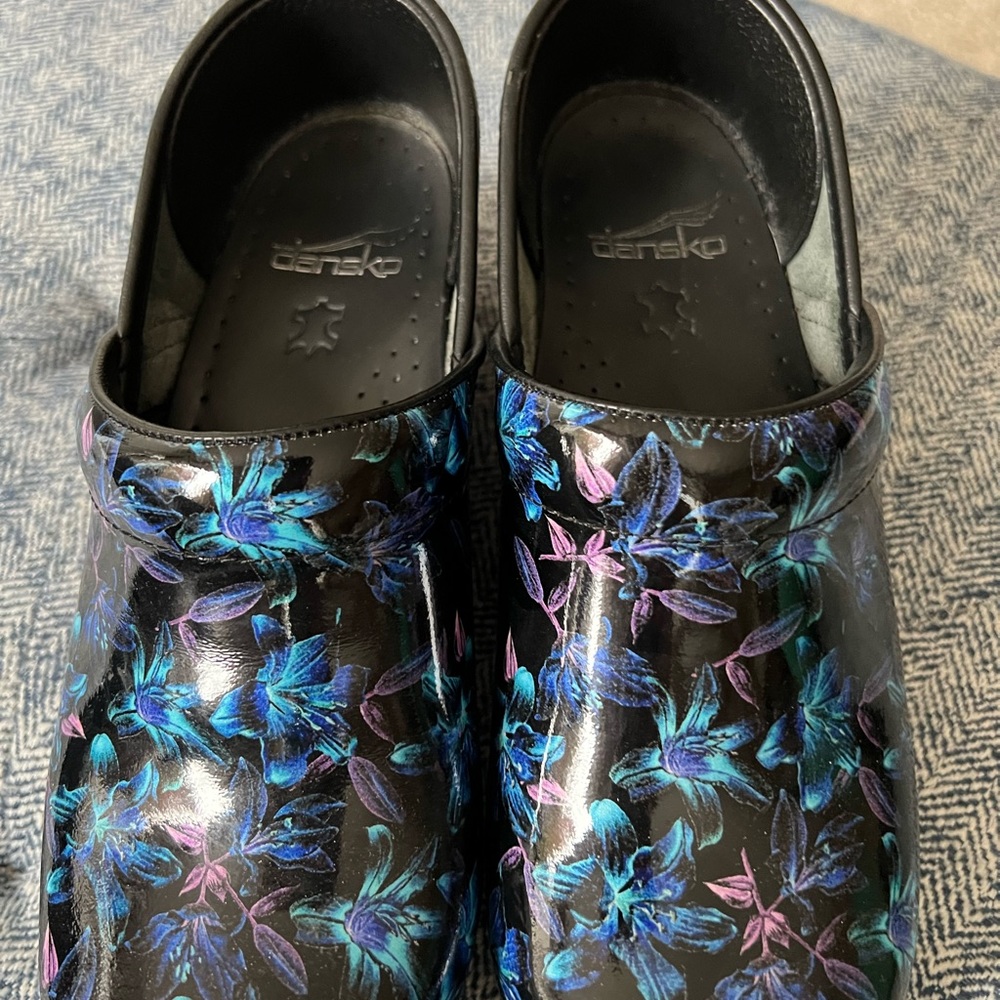 Danskos blue floral size 37. - Picture 2 of 10